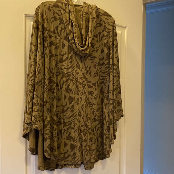 XCVI Tris Cape size 2 - Picture 7 of 7